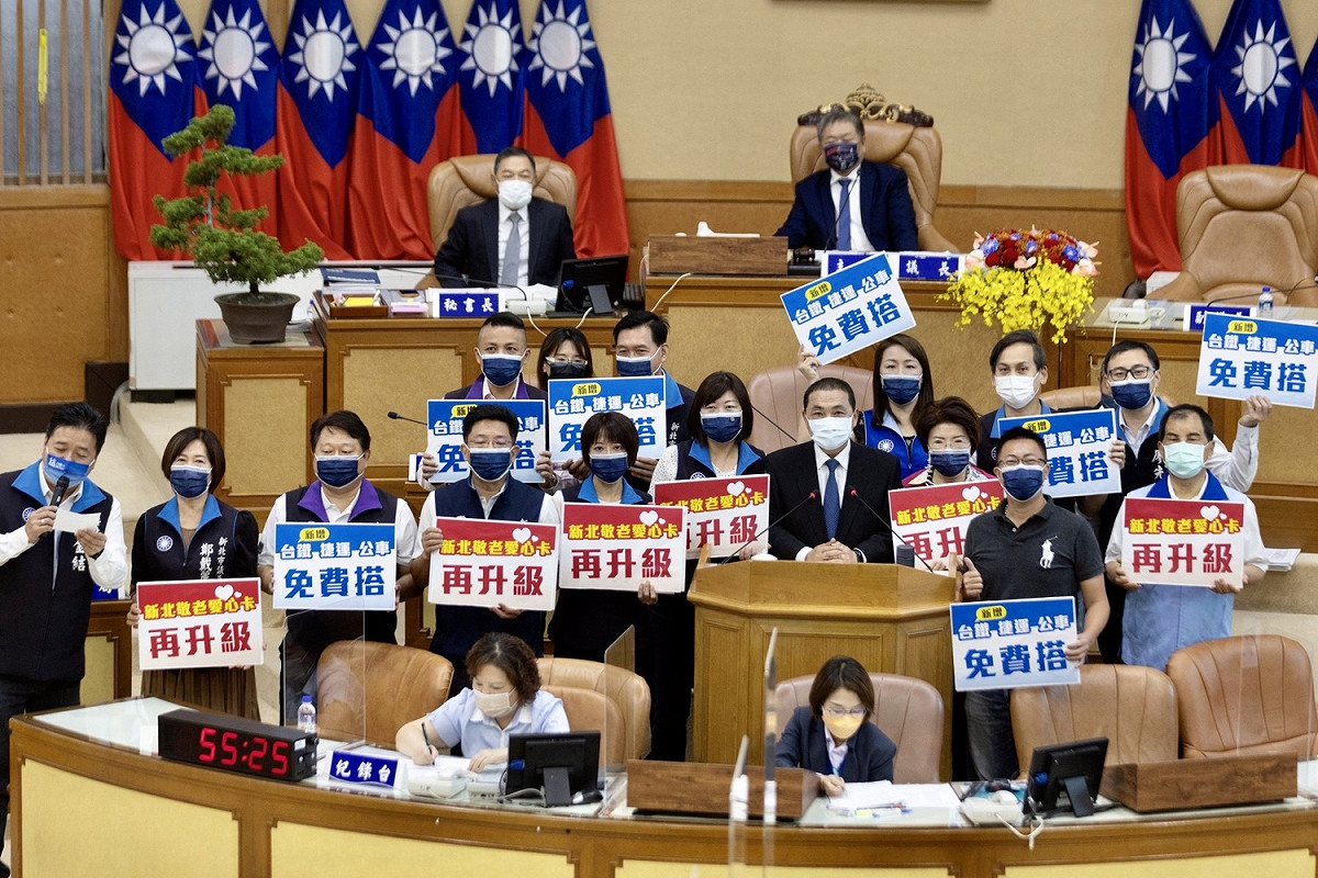 新北市議會國民黨團建議市府擴大敬老愛心卡480點的使用範圍，除了原有補貼的公車、捷運，更可以搭乘台鐵，讓新北市成為對長者更加友善的城市。 圖：新北市議會國民黨團提供