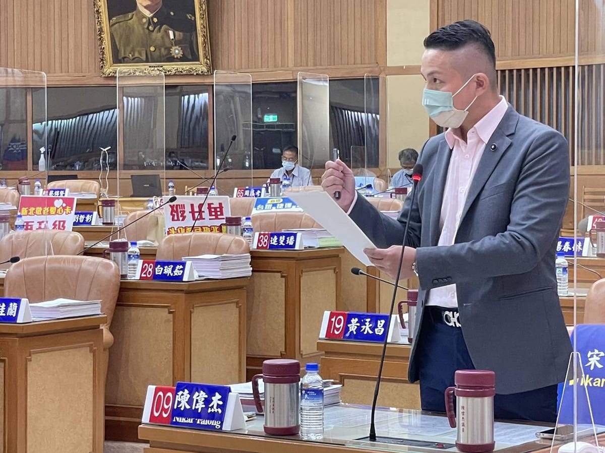 新北市議員陳偉杰今日在議會總質詢時批評林佳龍藉機炒作，根本就是「口號先生」，也要求侯友宜市長應盡速提出合理政見來「以正視聽」。 圖：陳偉杰辦公室提供