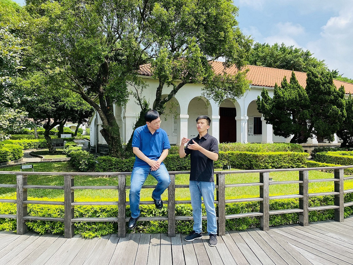 淡水古蹟博物館推出的台灣手語導覽影片「小白宮」中，由手譯員李振輝（左）與張俊仁（右）聯手錄製，其中有不少趣味互動，專業又不失幽默。 圖：淡水古蹟博物館/提供