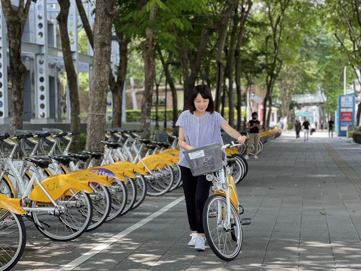 騎新北YouBike「一騎減碳愛地球」。 圖：新北市交通局提供
