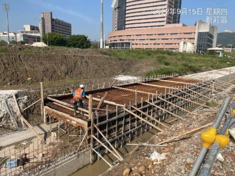 新泰塭仔圳1-2區排水項目工程-腹頂版模板組立。 圖：新北市城鄉局提供