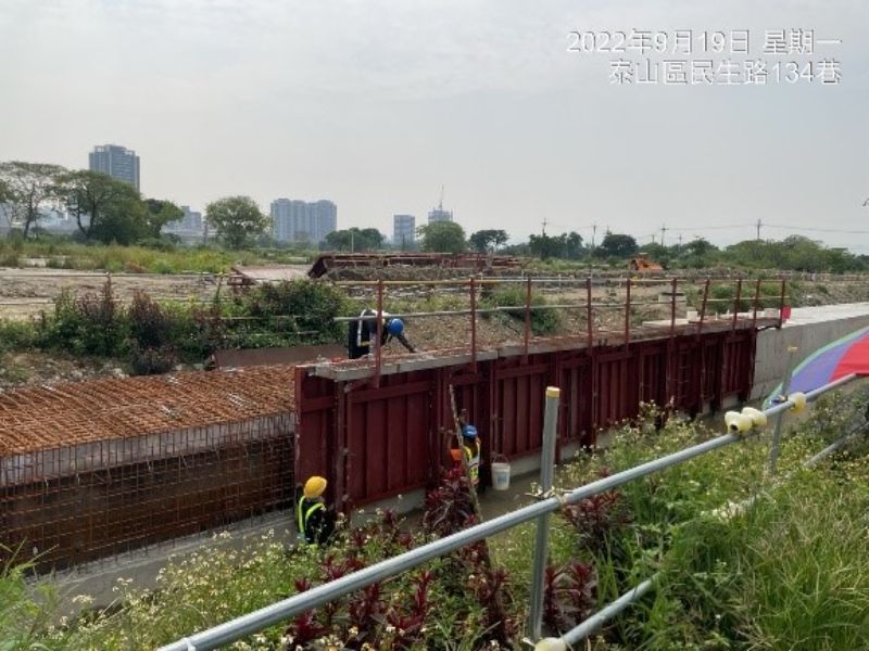 新泰塭仔圳第1-2區施工現況-6-2排水箱涵(0K+700~720)腹頂版鋼模組立。 圖：新北市城鄉局提供