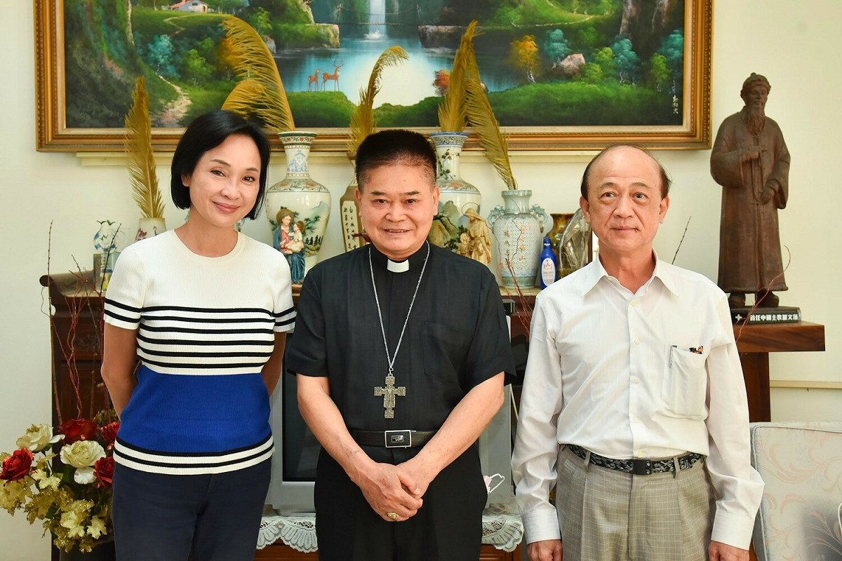 柯志恩(左)拜訪劉振忠(中)、張舜明。 圖:柯志恩選辦提供