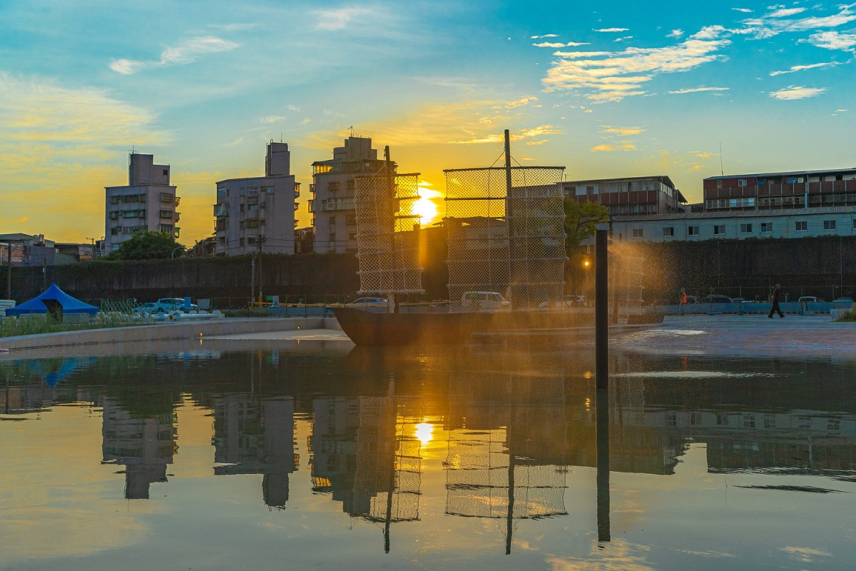 新月池黃昏的夕陽倒影。 圖：新北市高灘處提供