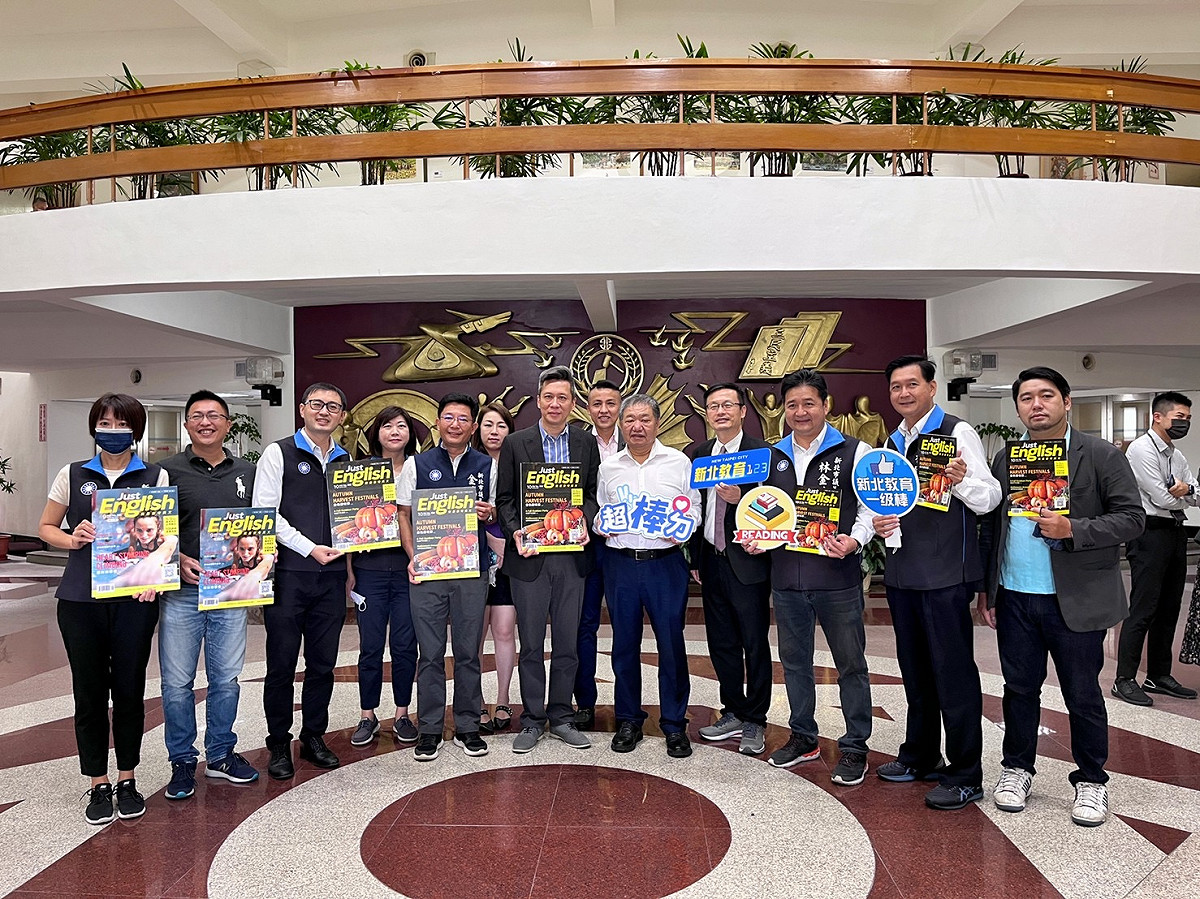 「財團法人台北市保羅教育文教基金會」昨捐贈新北市國中全年級及國小五、六年級學生英文雜誌「Just English就是會考」，以及免費電子版Podcast帳號。 圖：新北市議員林金結服務處提供
