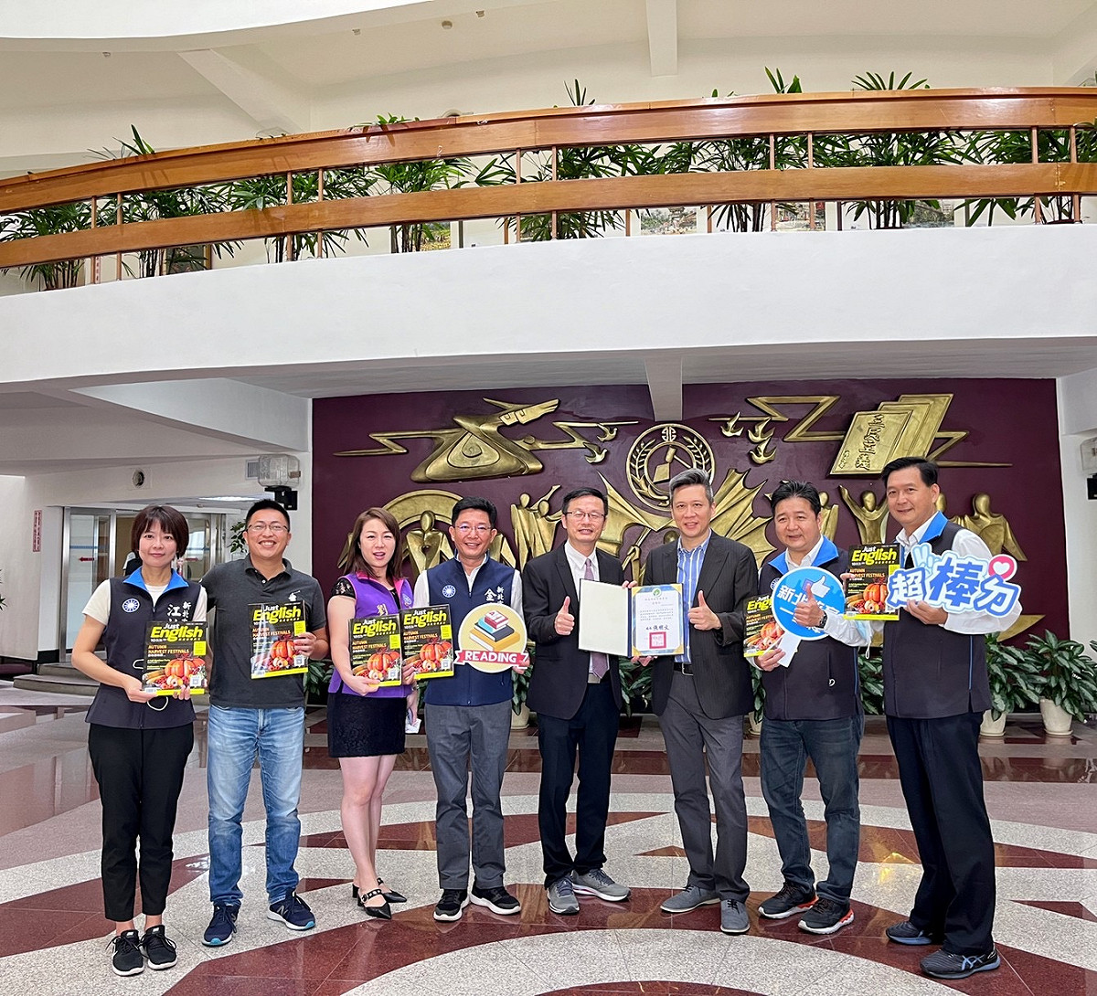 「財團法人台北市保羅教育文教基金會」由新北市議員林金結(右二)促成，昨捐贈新北市國中全年級及國小五、六年級學生英文學習教材。 圖：新北市議員林金結服務處提供