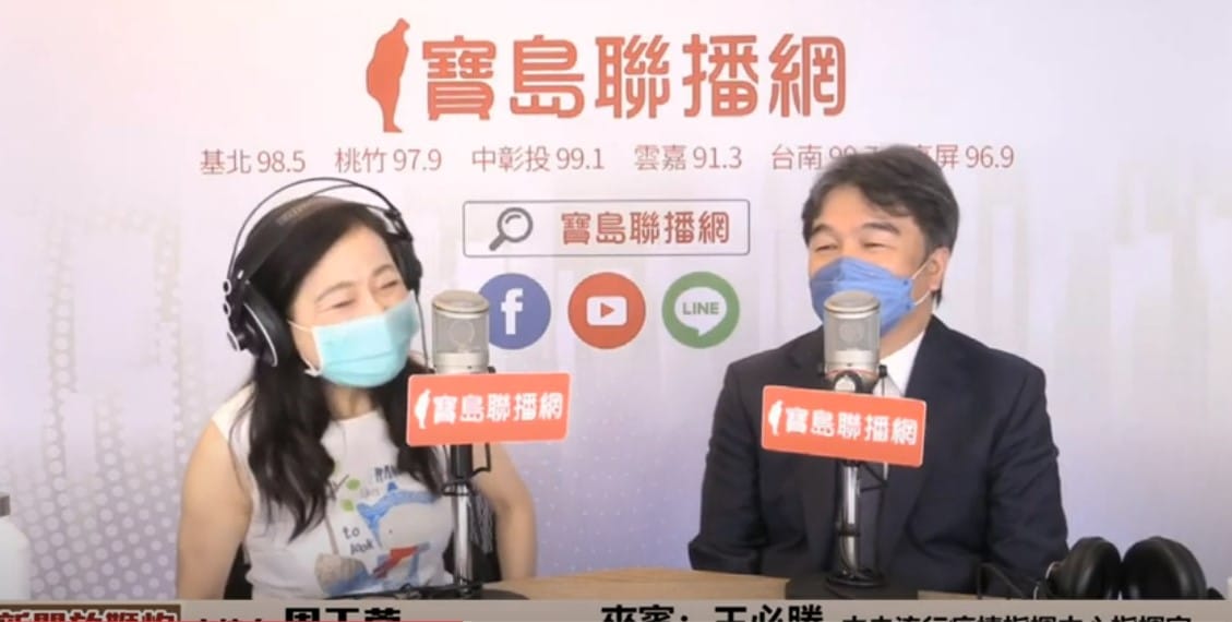 王必勝今日接受周玉蔻專訪時表示國境最慢10/15會開放。 圖：翻攝自《新聞放鞭炮》直播畫面