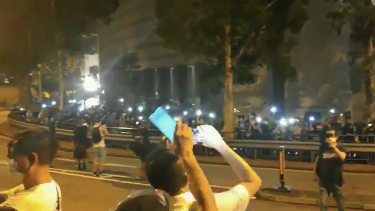上百位民眾開啟手機手電筒打光支持。  圖: 擷取自 Fight For Freedom. Stand With Hong Kong. 重光團隊推特