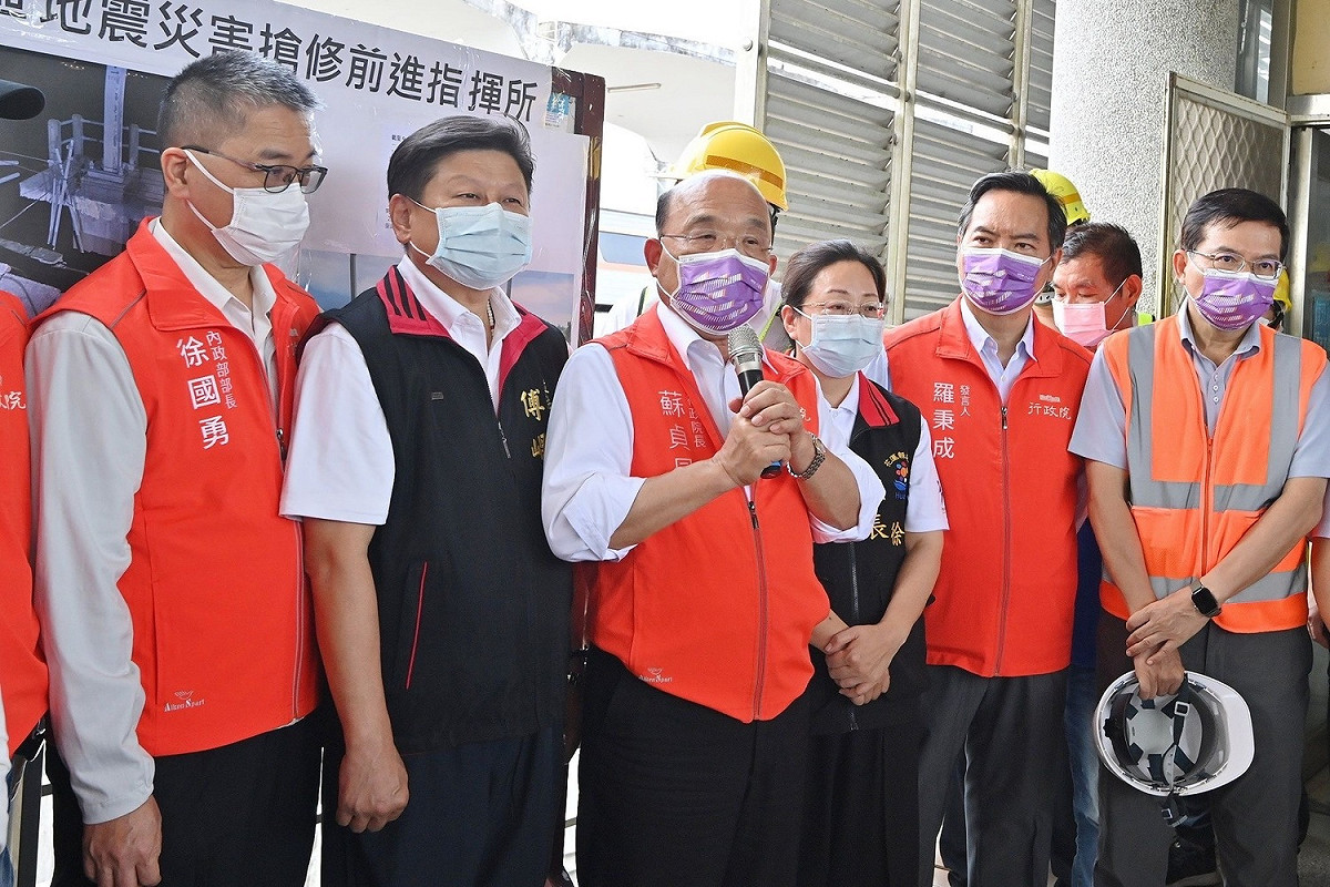 行政院長蘇貞昌19日視察東里火車站受損情形。（資料照片） 圖：行政院提供
