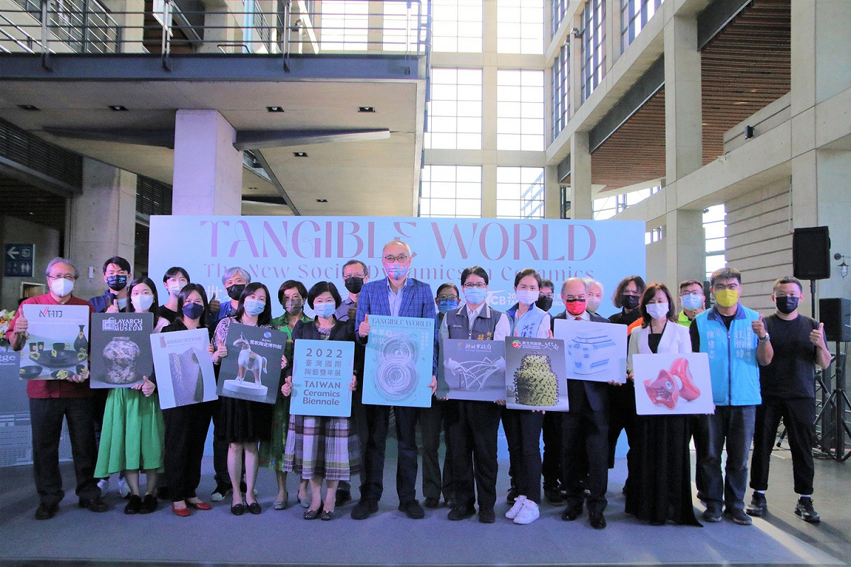 「2022台灣國際陶藝雙年展」開幕典禮，新北市副市長謝政達、新北市文化局專門委員吳秀慈、陶博館長張啟文、新北市議員蘇蘇泓欽、洪佳君與參展藝術家、與參與貴賓合影，為展覽揭開序幕。 圖：鶯歌陶瓷博物館提供