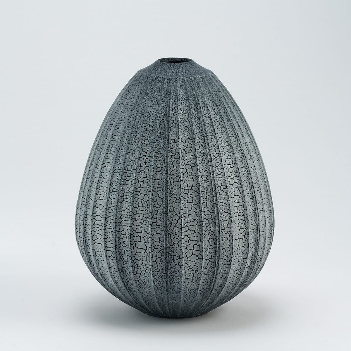 日本岐阜縣現代陶藝美術館借展酒井博司《藍色志野壺》。 圖：鶯歌陶瓷博物館提供