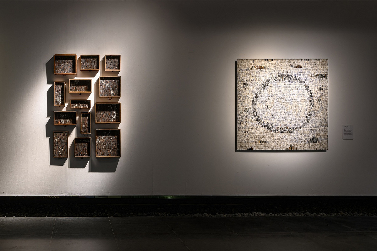 日本岐阜縣現代陶藝美術館借展酒井博司《藍色志野壺》。韓國金海美術館借展陶藝家朴星旭《月暈》。 圖：鶯歌陶瓷博物館提供