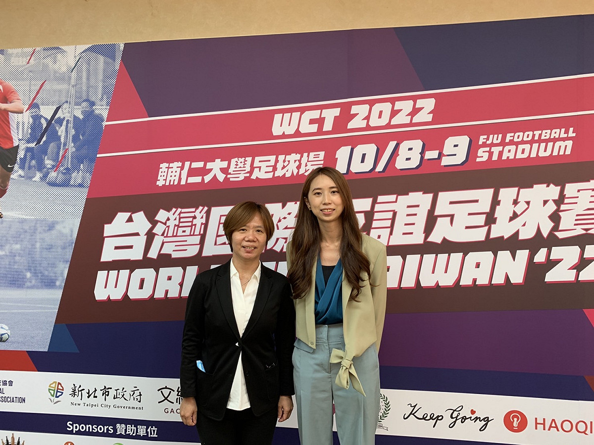 青年局代理科長謝明穎與數位外交協會理事長郭家佑合照。