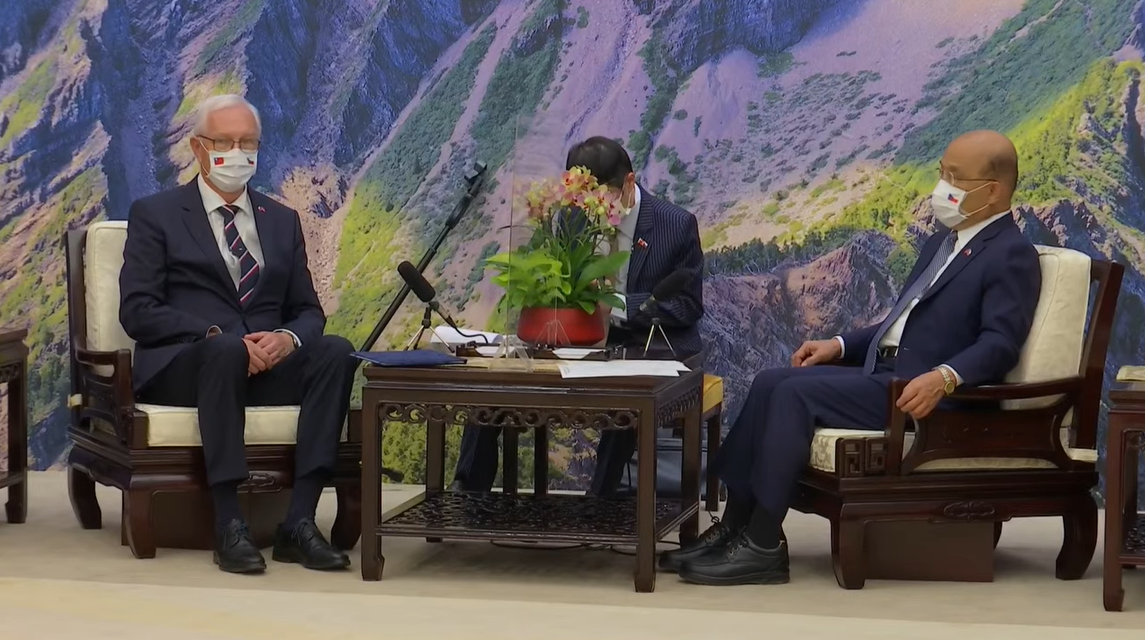 行政院長蘇貞昌今（22）日下午在行政院玉山廳接見捷克參議院「教育、科學、文化、人權暨請願委員會」主席德拉霍斯（Jiří Drahoš）訪團一行。 圖：擷自直播畫面