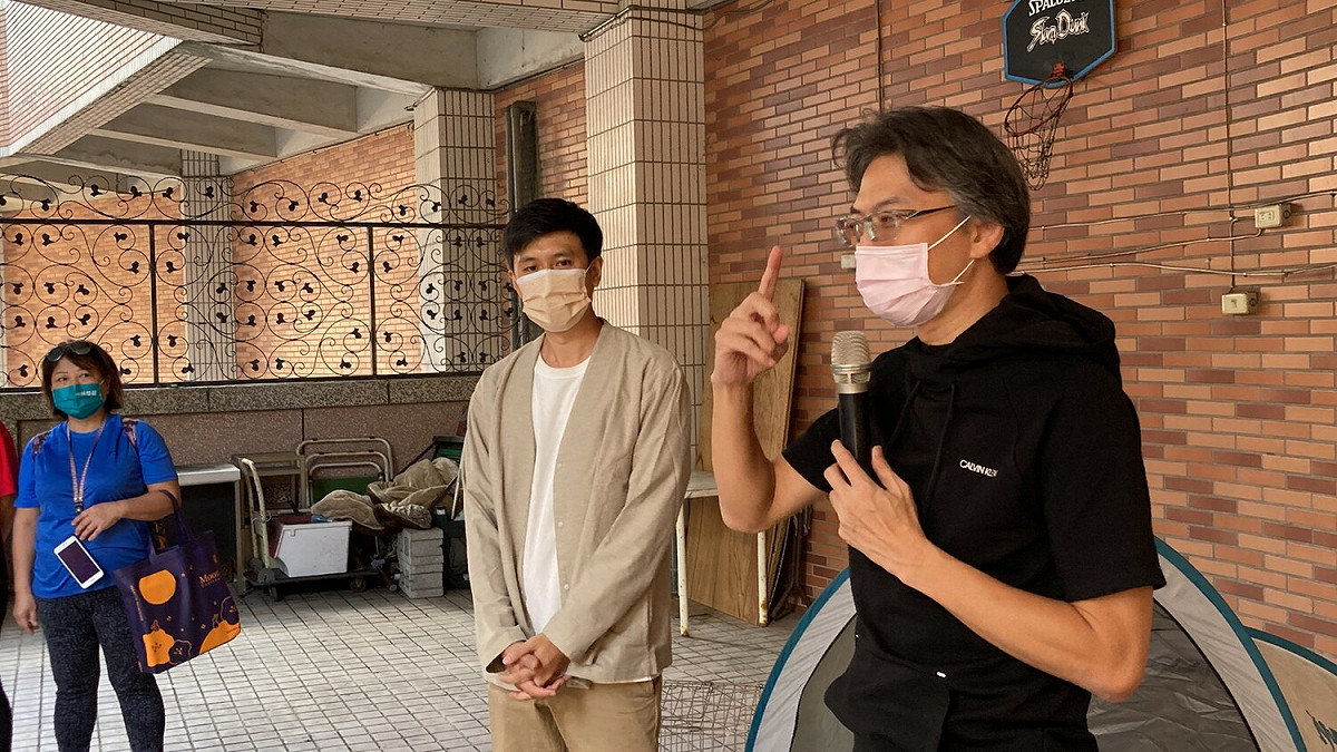汐止區長陳建民及湖興里長郭書成。 圖：新北市動保處提供