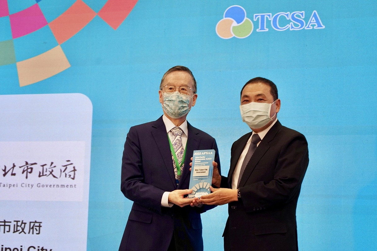 新北市政府亞太永續行動「宜居城市獎」最高榮譽「Outstanding City」殊榮，侯友宜代表領獎。 圖：新北市環保局提供