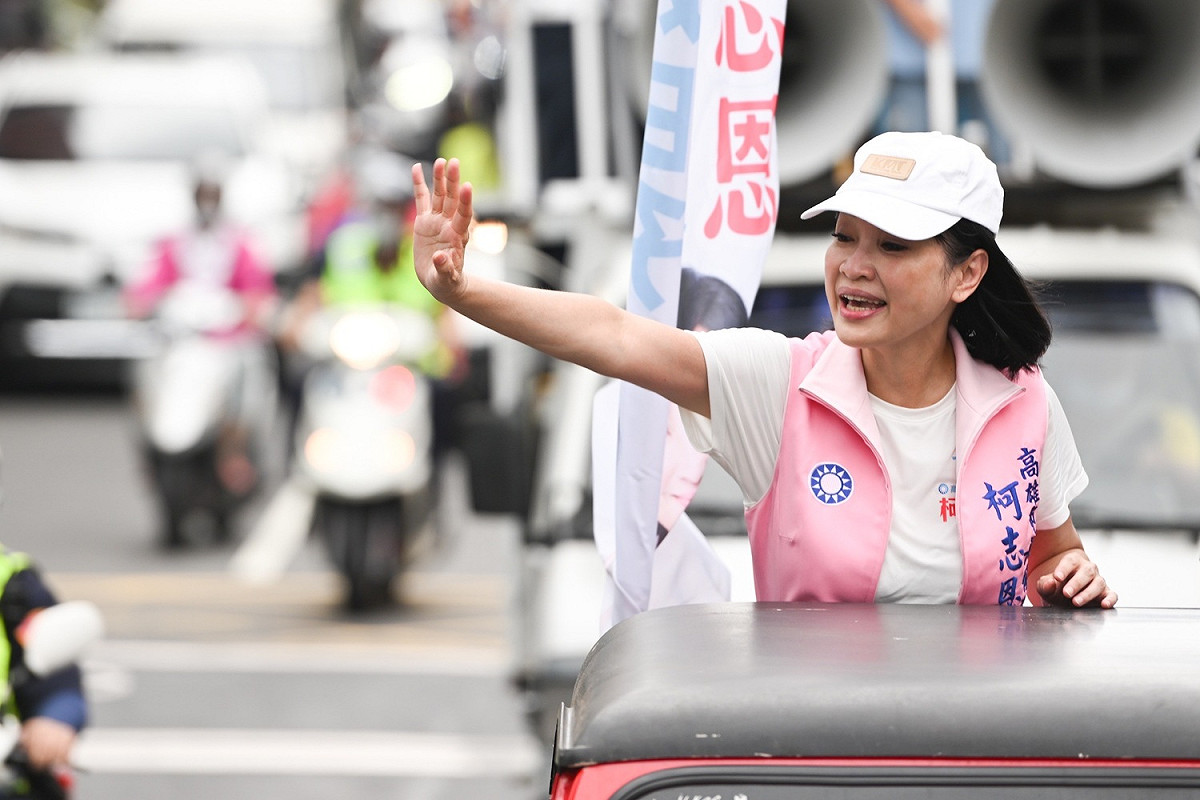 柯志恩勤掃街讓選民認識她。 圖：柯志恩選辦提供