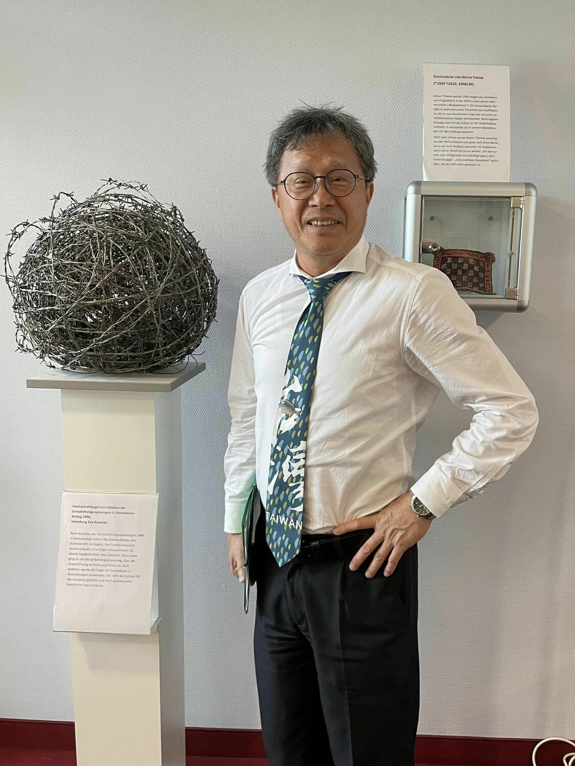 駐德代表謝志偉是私立東吳大學德文系畢業，正在國際上為台灣努力，國內外都贏得不少好評。