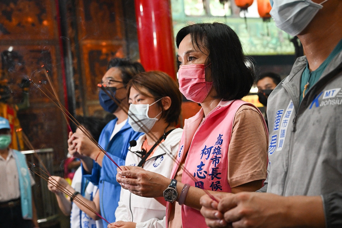 柯志恩(右二)認為跑宮廟不是相互拔樁。 圖：柯志恩選辦提供