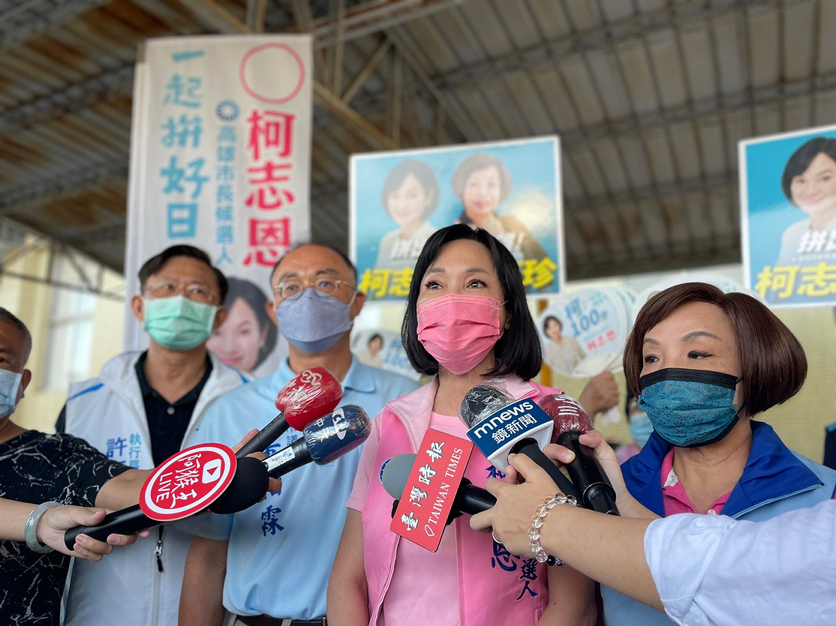 柯志恩(右二)看好議會可維持過半。 圖：柯志恩選辦提供