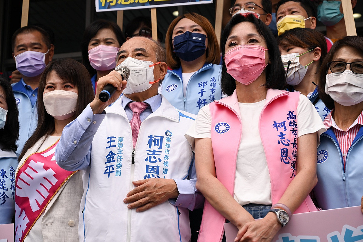 柯志恩(右二)感謝王金平全力相挺。 圖：柯志恩選辦提供