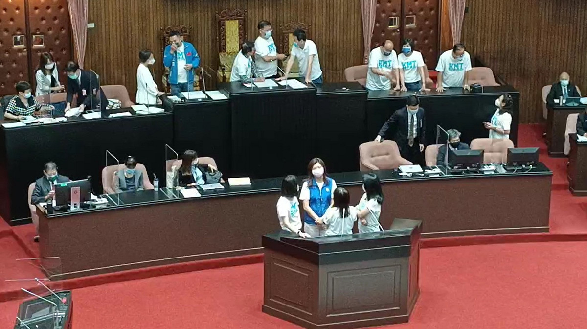 國民黨團立委佔領立法院議場主席台與發言台， 圖：擷取自國民黨團臉書