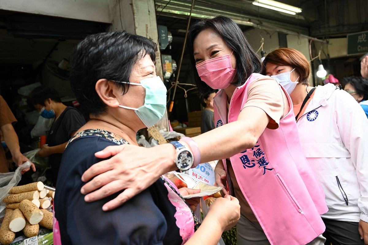 柯志恩以肢體動作拉近與民眾距離。 圖：柯志恩選辦提供