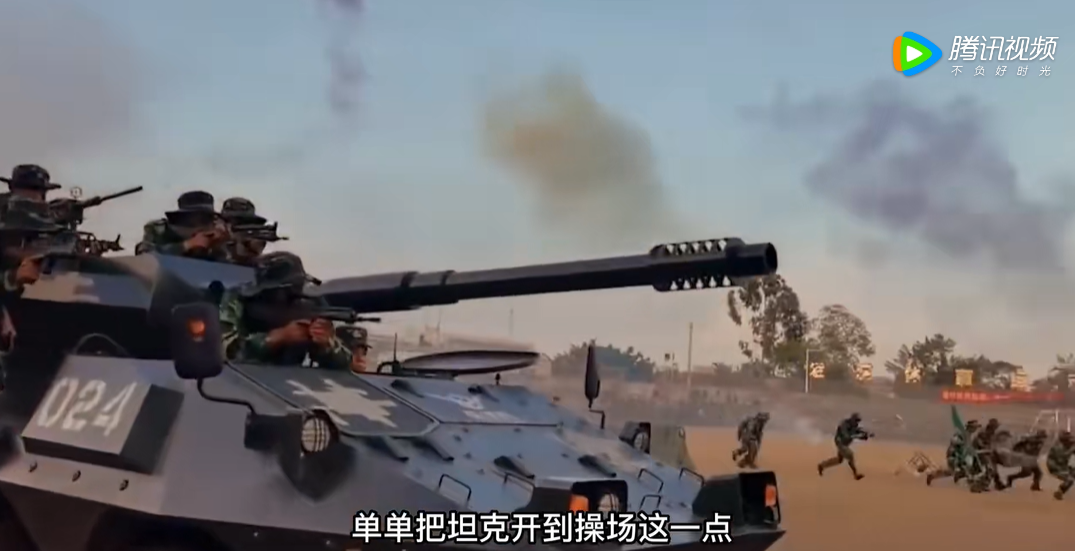 中國高中軍訓，軍用坦克車直接開進校園操場。 圖: 擷取自中國騰訊影音平台