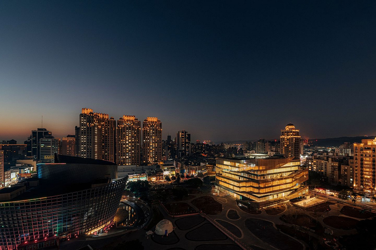 新總館最大的焦點是美麗夜景。 圖：翻攝自桃園市立圖書館臉書