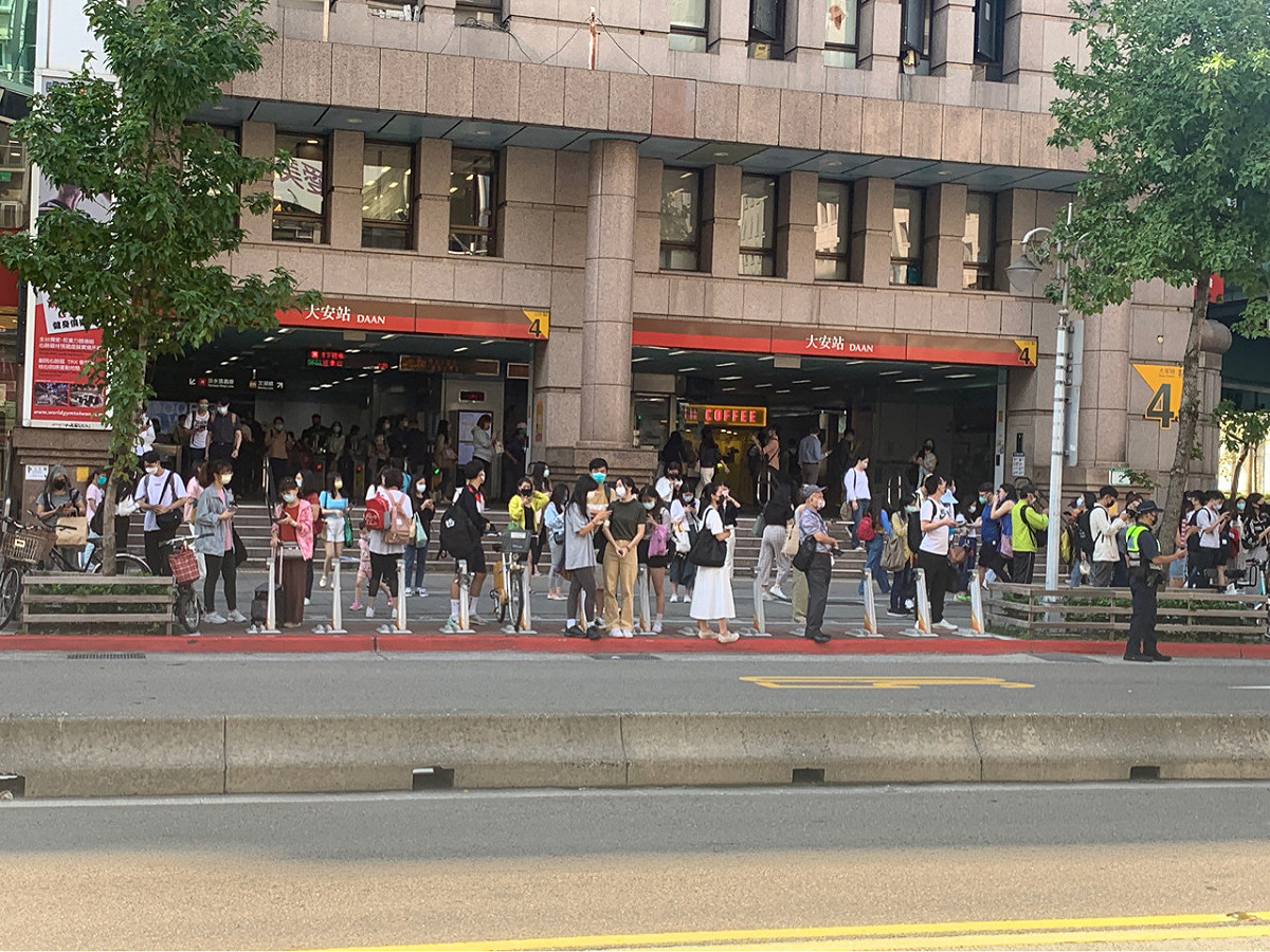 早上文湖線系統故障，很多乘客被請下車改公車接駁。 圖：取自PTT八卦版