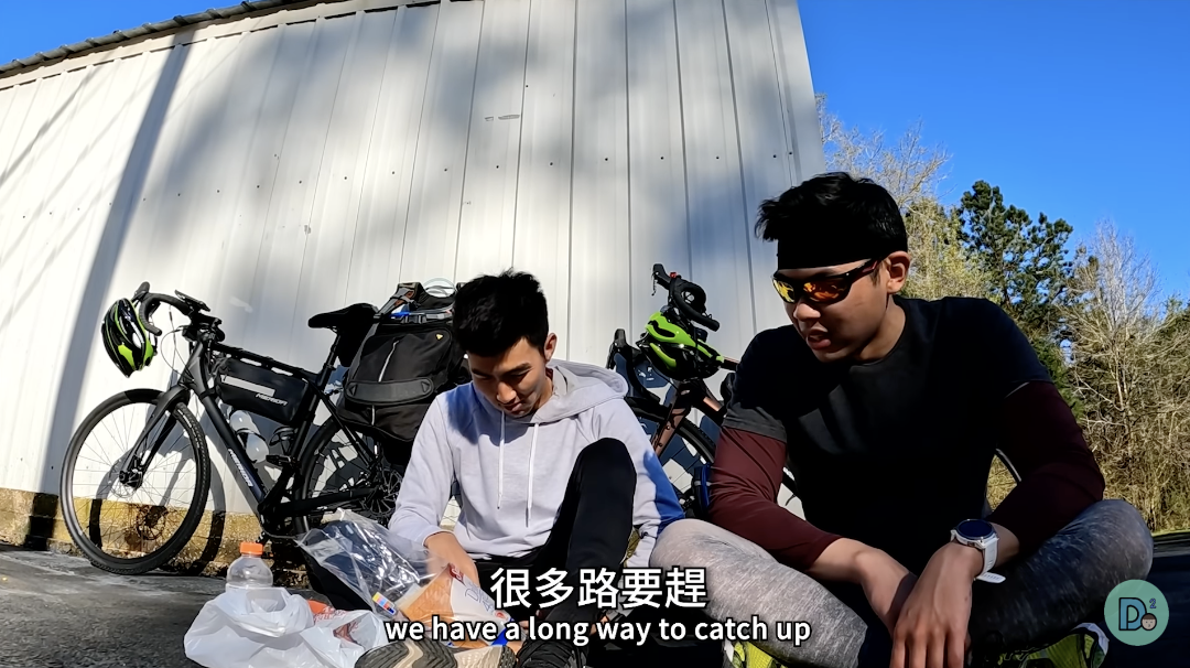 兩人在影片中不斷「跳脫舒適圈」，挑戰自我的精神吸引大批粉絲。 圖：翻攝自The DoDo Men YT頻道