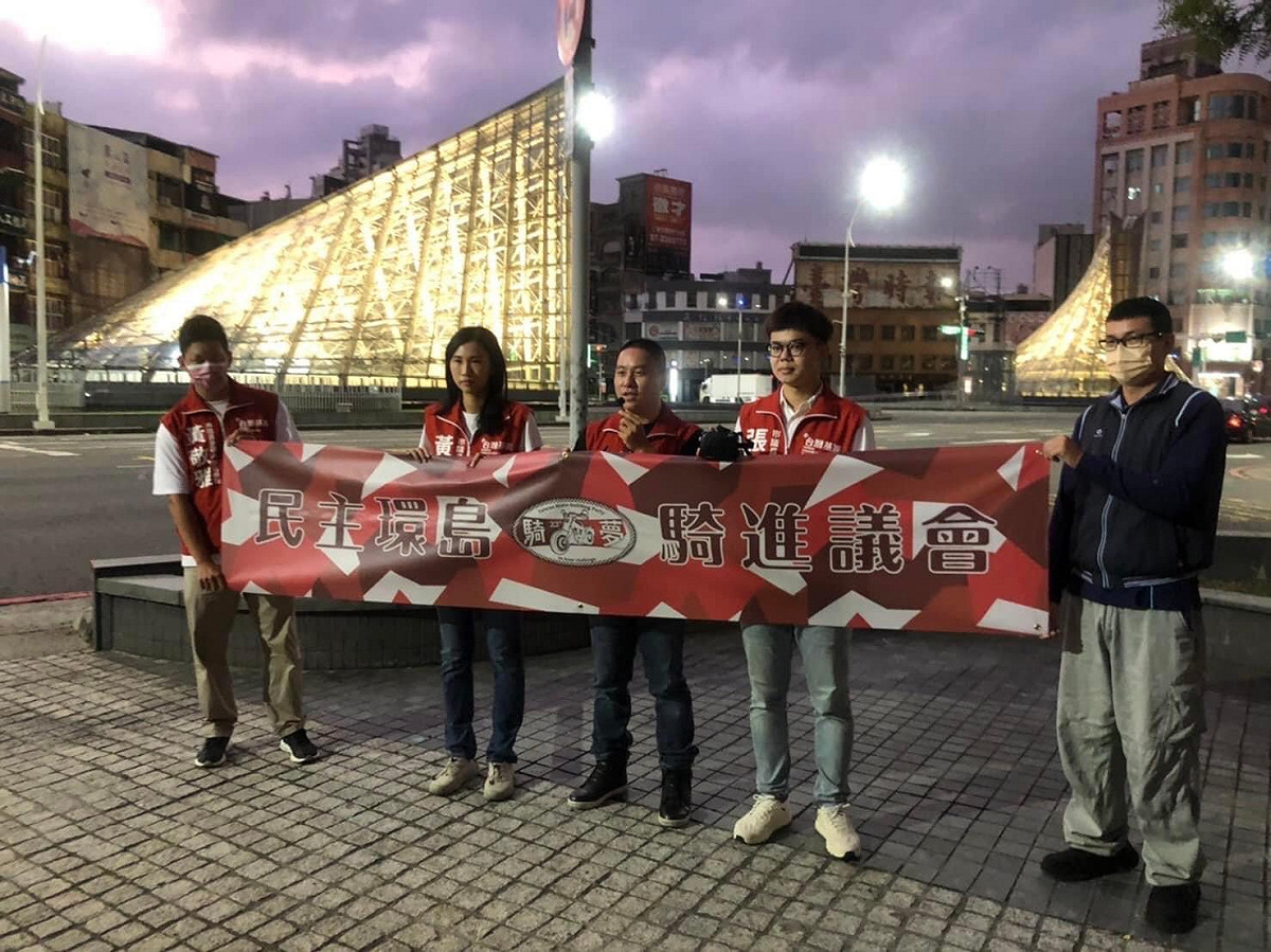 基進市議員候選人劉航遠(中)展開一日民主環島之旅。 圖：台灣基進提供