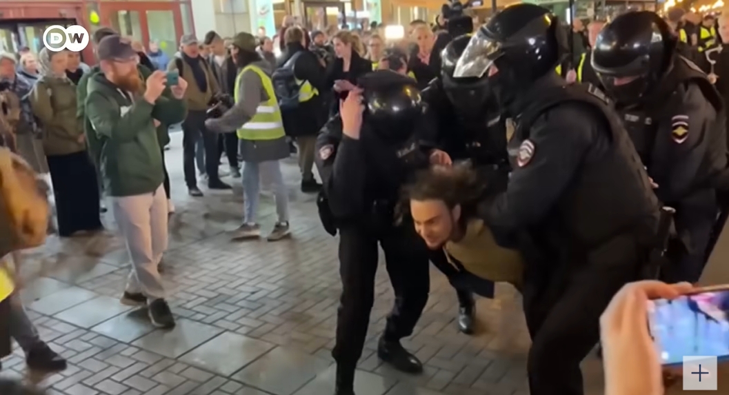 俄羅斯徵召令引發民眾抗議，政府出動身穿鎮暴裝備的警方拘捕民眾。 圖: 擷取自 DW News YouTube（資料照）