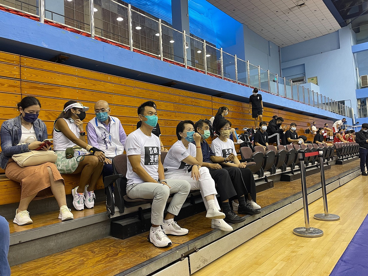 無黨籍台北市長參選人黃珊珊出席2022興富發登峰造極青年籃球邀請賽。 圖：黃珊珊競選辦公室 / 提供