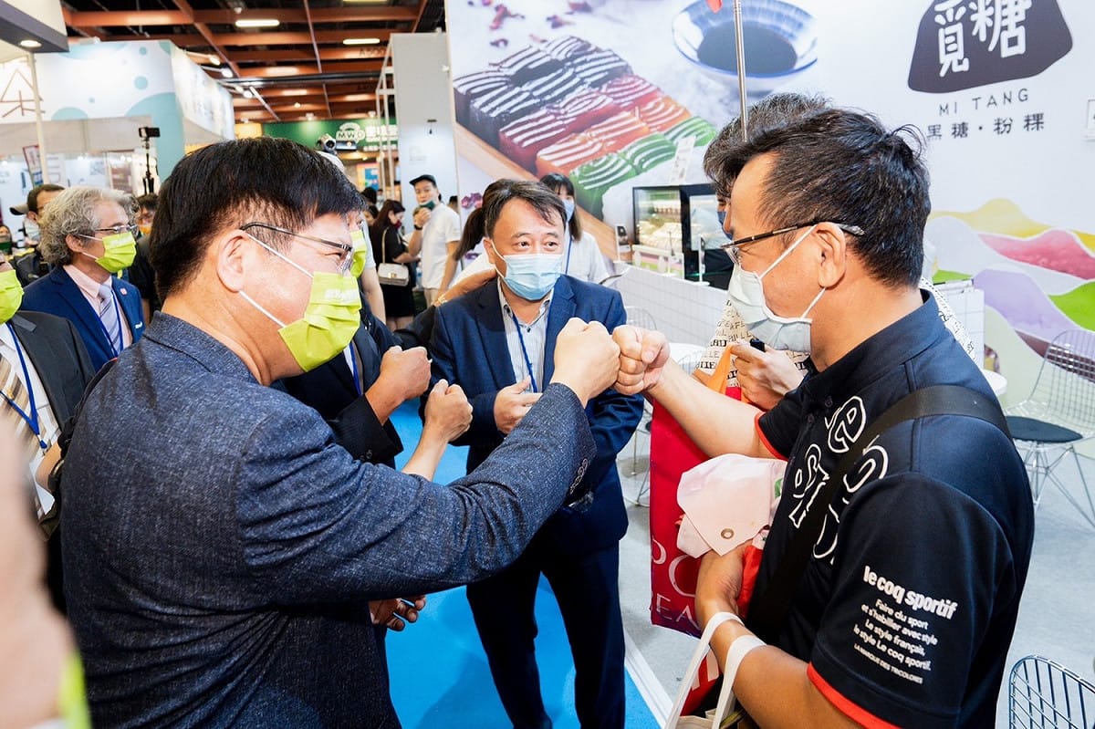 林佳龍到展館攤位與業者互動，製作手搖飲與煎餅小吃。 圖：林競辦提供