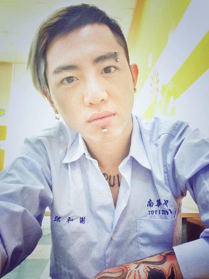 他貼出身穿制服的照片，和網友互動。 圖：翻攝自謝和弦FB