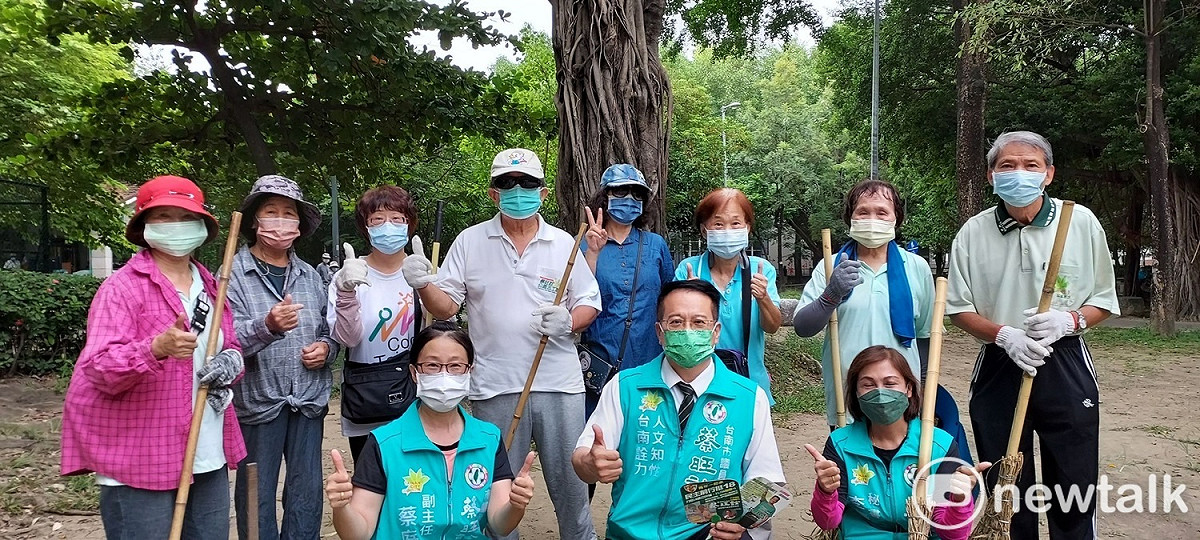 台南公園志工隊已成立18年，當初由台南市議員蔡旺詮與退休教師蘇聖儂共同創立，在台南東區大大小小的公園，都有他們清掃的身影。志工隊即將迎來18歲生日，恰逢蔡旺詮25日生日，志工隊員與熱情支持者為此切蛋糕同慶，記錄這18年來風雨無阻的工作點滴。 圖：蔡旺詮提供