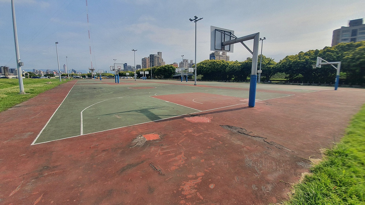 三重龍門路堤防籃球場一直是民眾喜愛的運動場地，已經長年使用。 圖：新北市高灘處提供