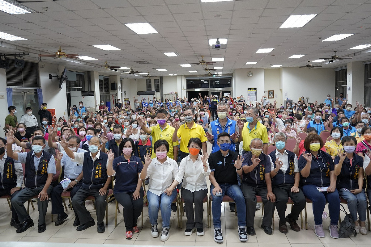 盧秀燕在山城地區的首場「鄉親來燕會」獻給綽號「阿姑」的張瀞分， 盧秀燕競選總部/提供