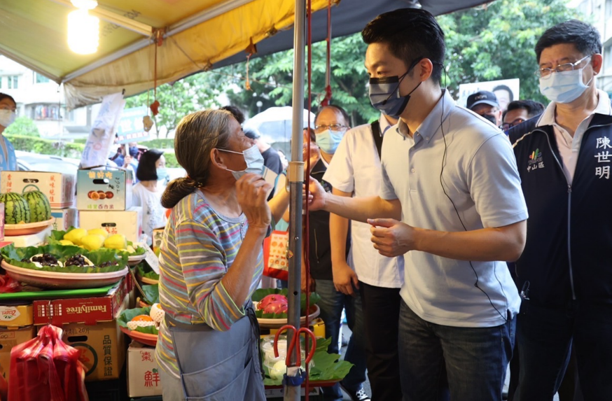 蔣萬安上午到長春市場掃街拜票。 圖：蔣萬安辦公室/提供
