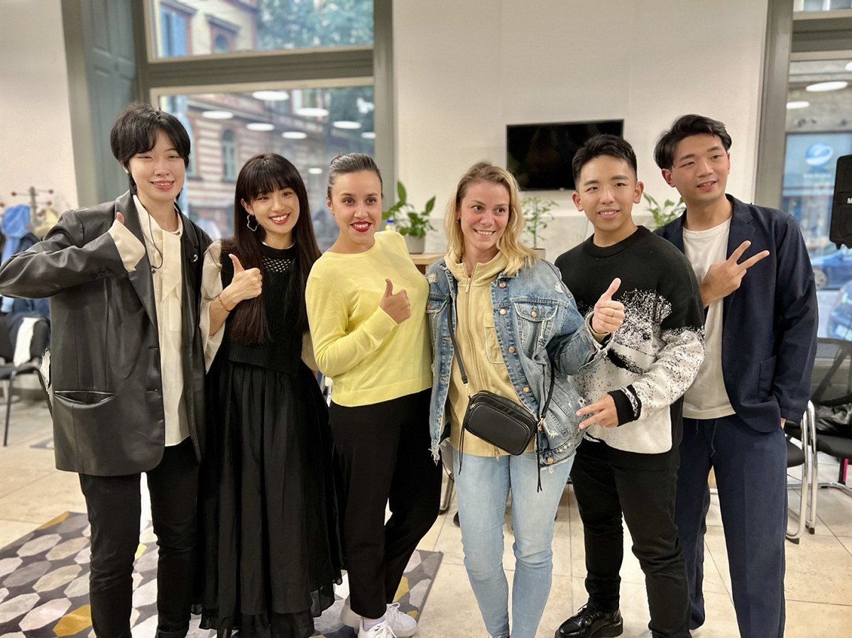 烏克蘭民眾更要求安可曲以及尋人啟事的簽名。 圖:台灣駐匈牙利代表處/提供