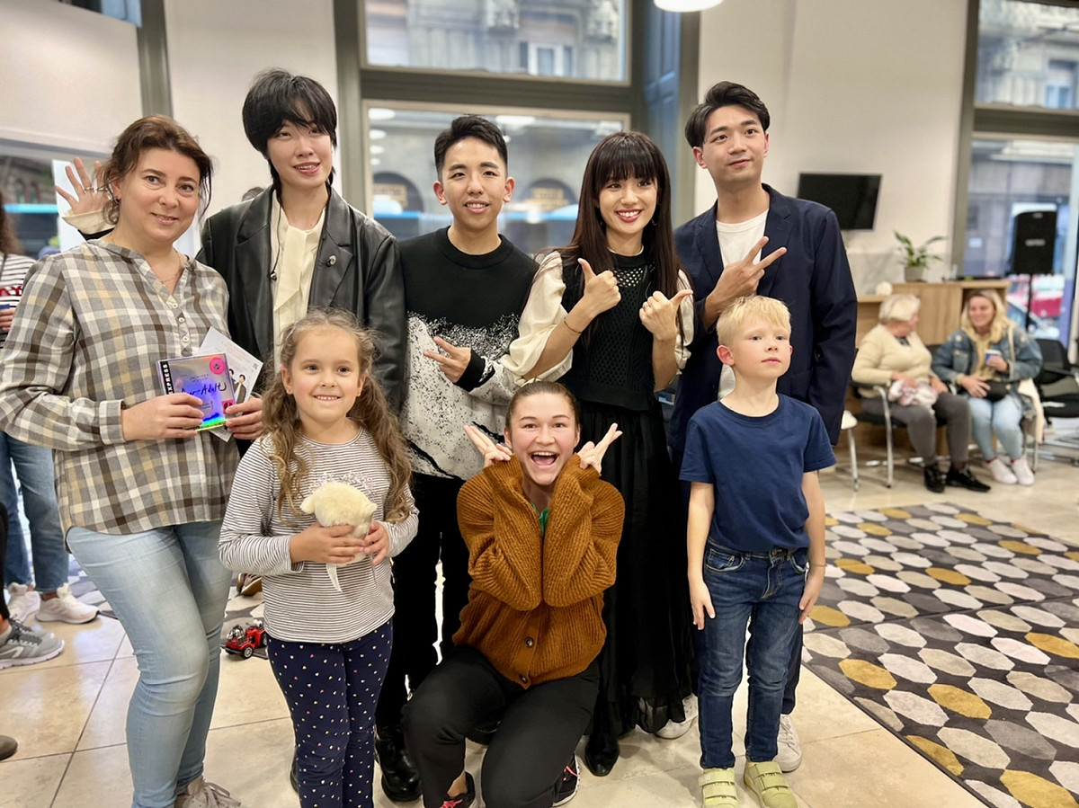 尋人啟事樂團與烏克蘭民眾。 圖:台灣駐匈牙利代表處/提供