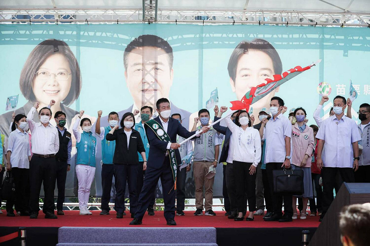 蔡英文替徐定禎授予戰旗，期勉他這次選舉可以旗開得勝。 圖：民進黨/提供
