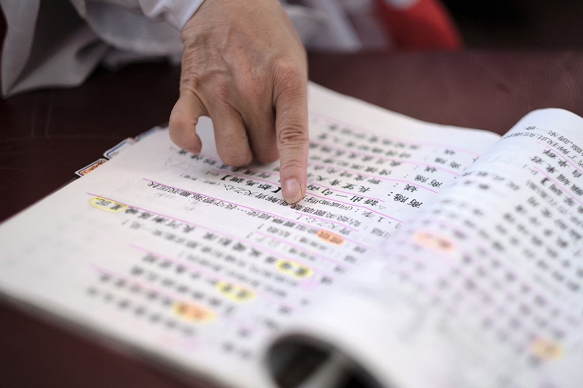 團員仔細閱讀歌仔戲劇本。 圖：新北市文化局/提供