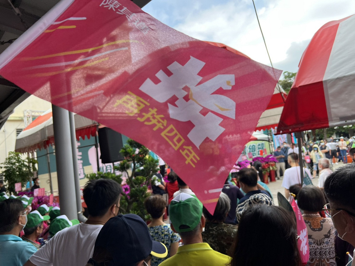 陳其邁競選小物手搖旗正式亮相。 圖：民進黨高雄市黨部/提供