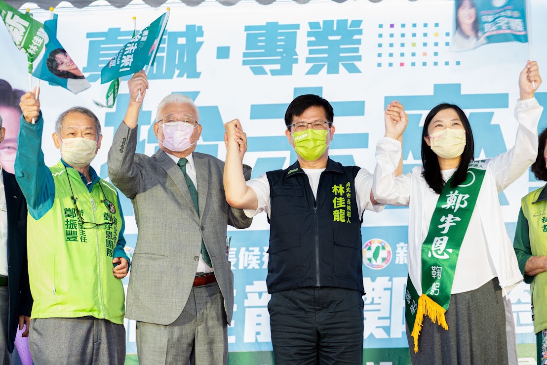 林佳龍、鄭宇恩成立八里聯合競總，前台北縣長尤清（左二）、民進黨創黨黨員鄭振豐等人力挺。 圖：林佳龍競總/提供