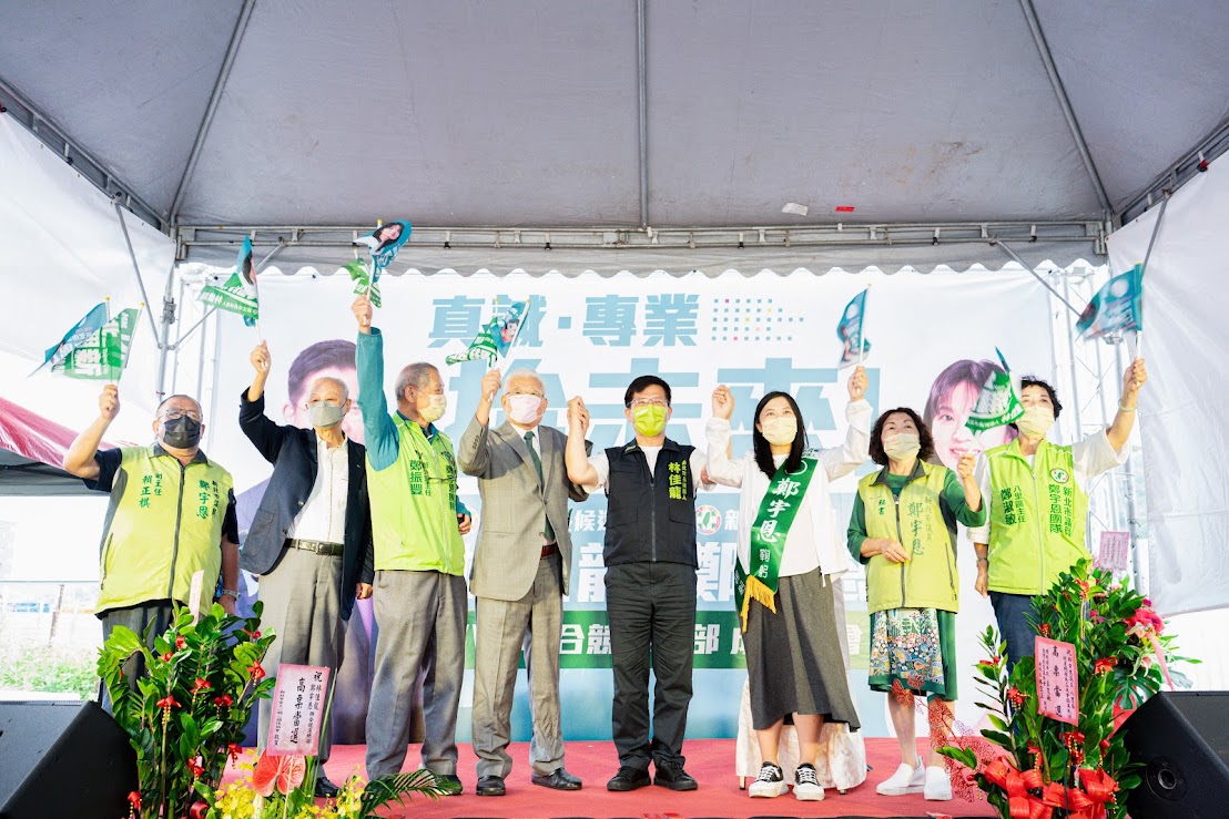 林佳龍以及市議員鄭宇恩今天成立八里聯合競總，各界人士到場支持。 圖：林佳龍競總/提供