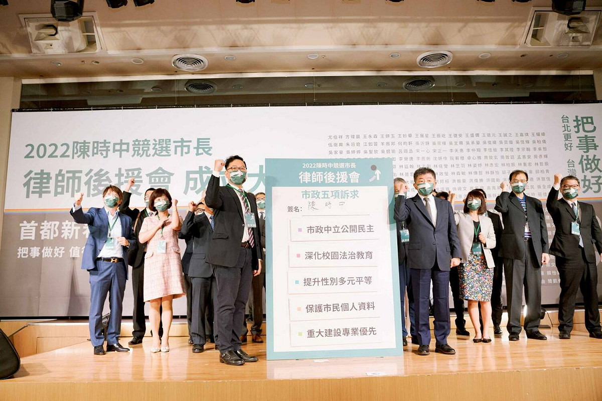 陳時中簽署市政5大訴求。 圖:陳時中競總/提供