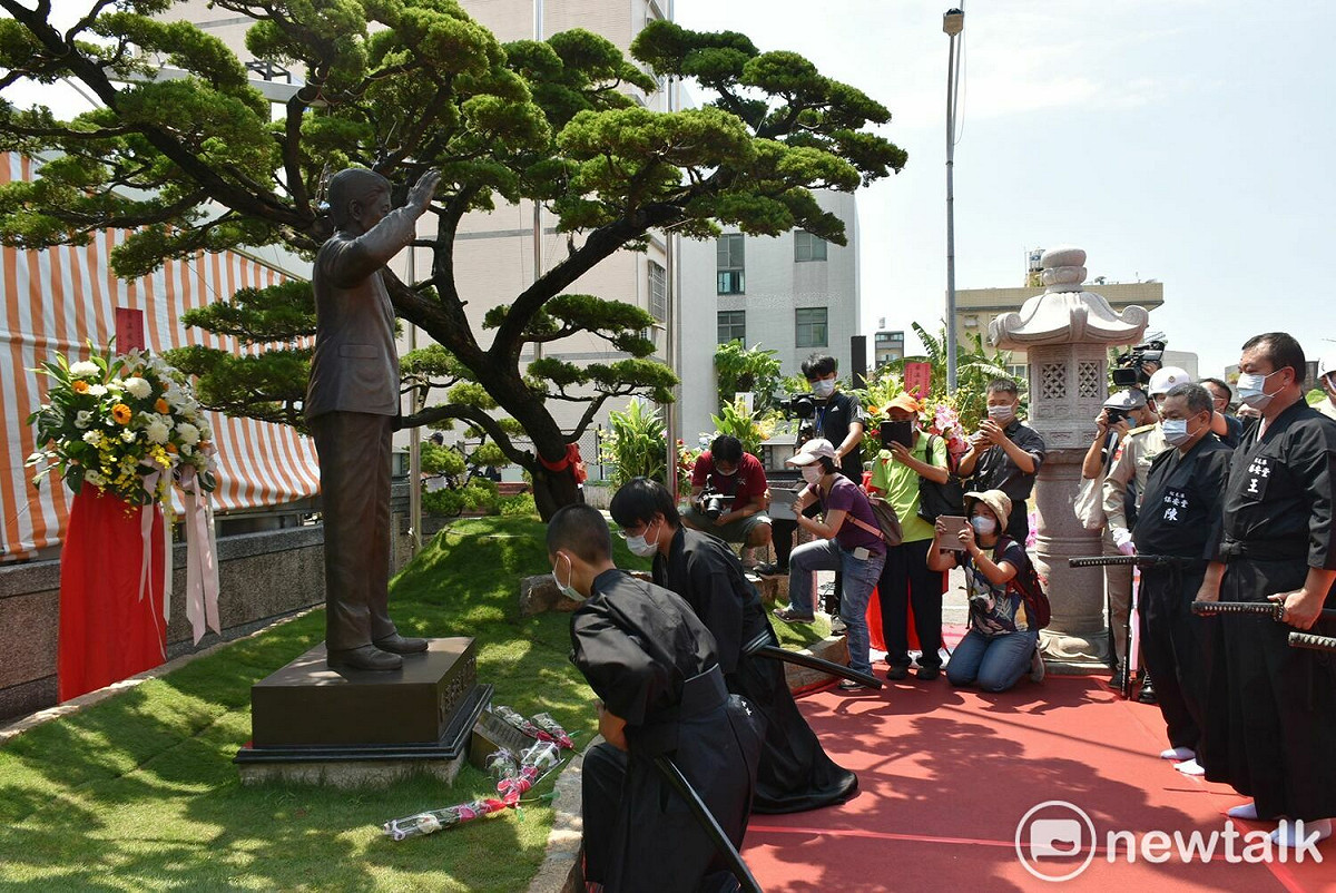 高雄紅毛港的保安堂居合道劍士向保安堂安倍銅像致敬。 圖：孫家銘/攝