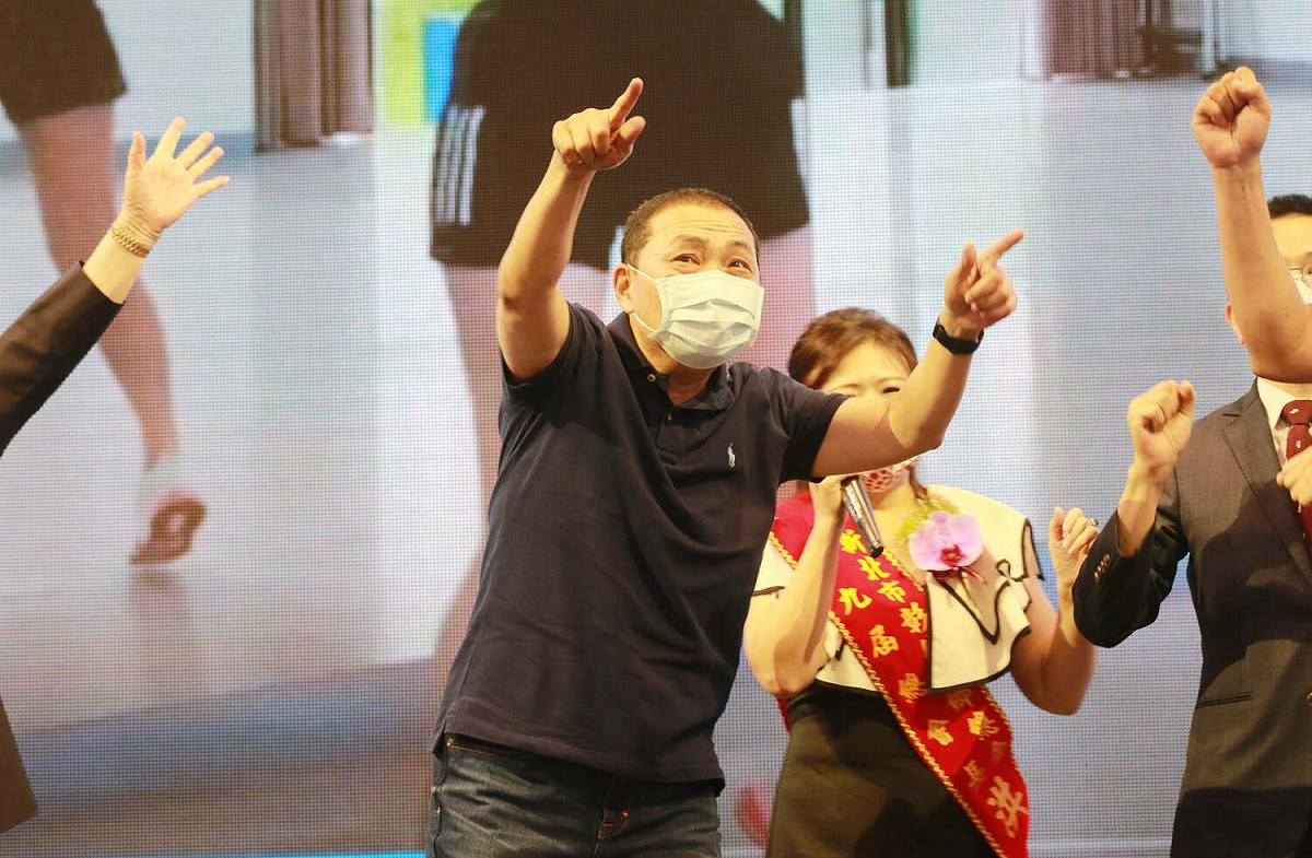 新北市長侯友宜帶領全場跳「友宜凍蒜舞」。 圖：侯友宜競選總部/提供